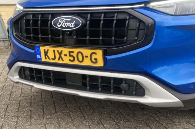 Ford Kuga (2024) thumbnail 3