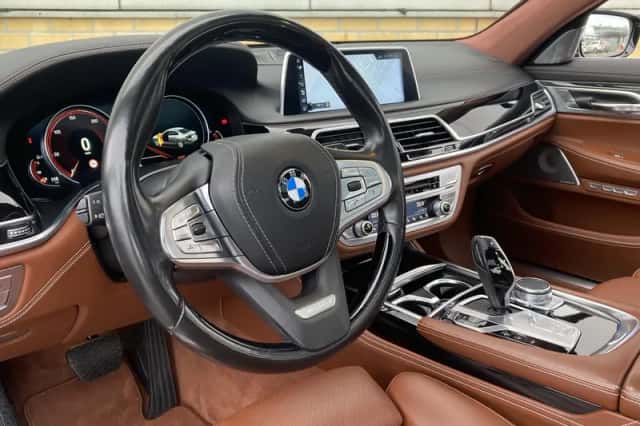 BMW 7-Serie (2015) thumbnail 12