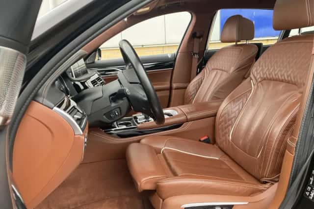 BMW 7-Serie (2015) thumbnail 13