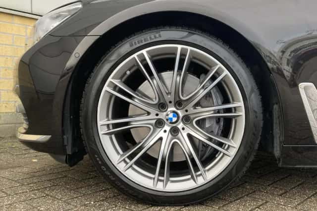 BMW 7-Serie (2015) thumbnail 3