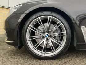 BMW 7-Serie (2015) thumbnail 3