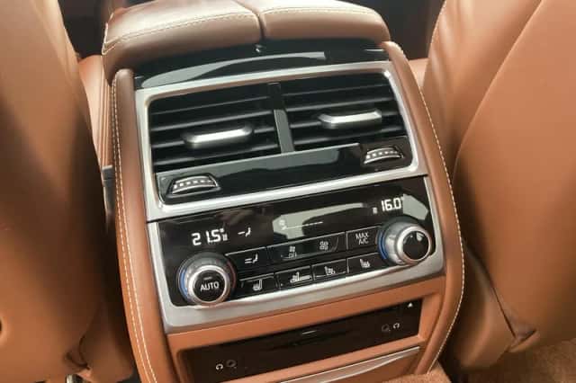 BMW 7-Serie (2015) thumbnail 36