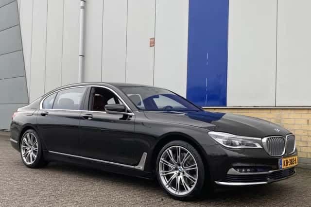 BMW 7-Serie (2015) thumbnail 5