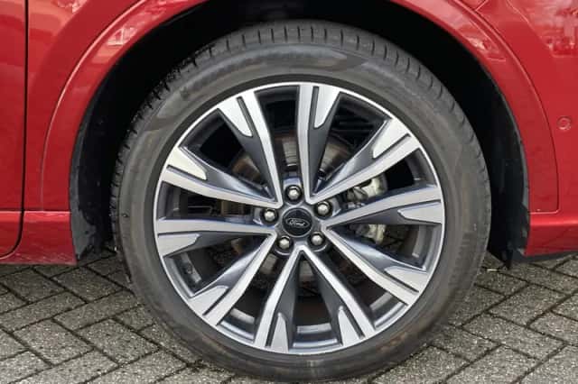 Ford Kuga (2022) thumbnail 3