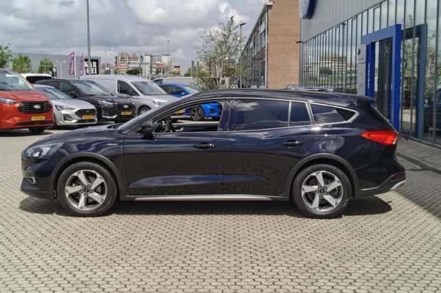 Ford Focus (2022) thumbnail 3