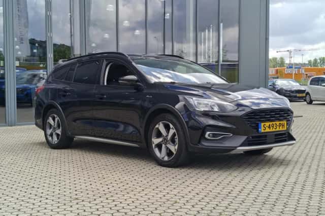 Ford Focus (2022) thumbnail 4