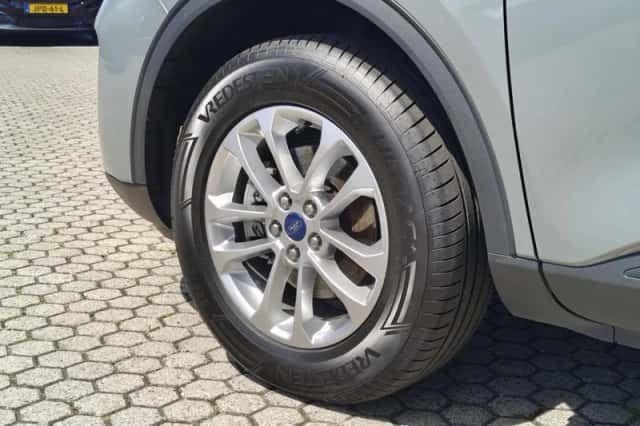 Ford Kuga (2023) thumbnail 3