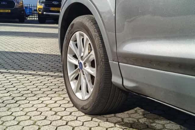 Ford Kuga (2015) thumbnail 3
