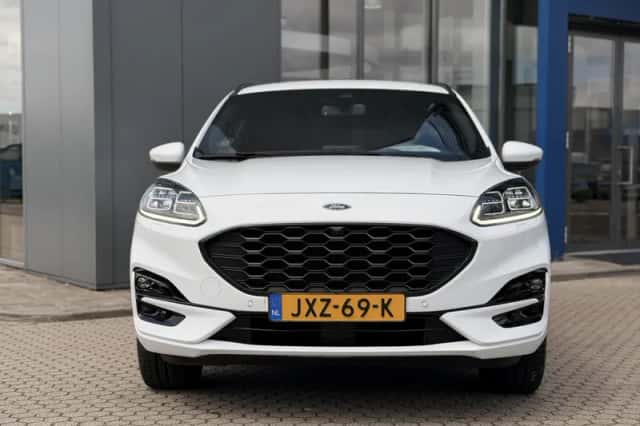 Ford Kuga (2023) thumbnail 3
