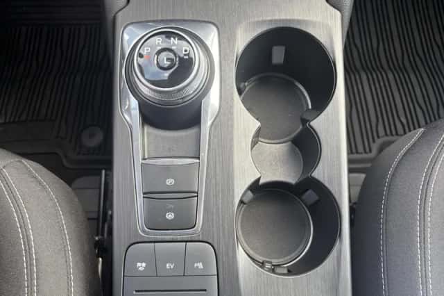 Ford Kuga (2022) thumbnail 5