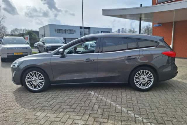 Ford Focus (2019) thumbnail 3