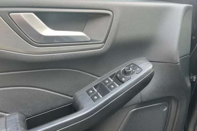 Ford Kuga (2022) thumbnail 17