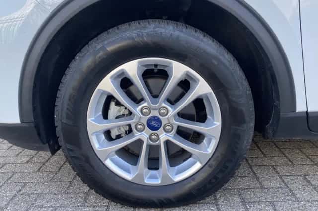 Ford Kuga (2022) thumbnail 5
