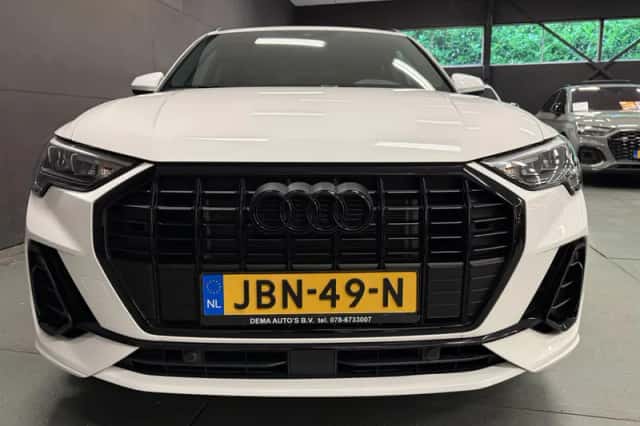 Audi Q3 (2022) thumbnail 2
