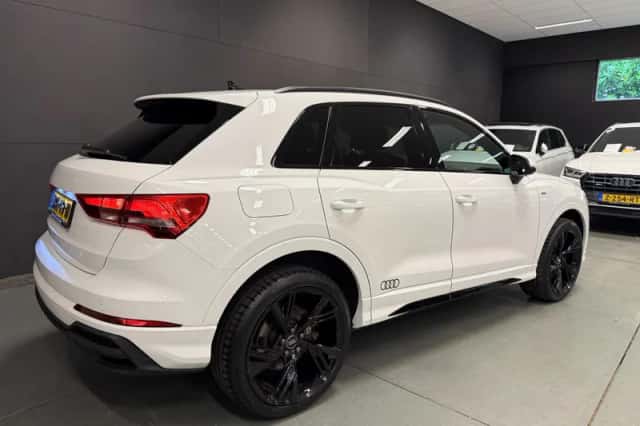 Audi Q3 (2022) thumbnail 3