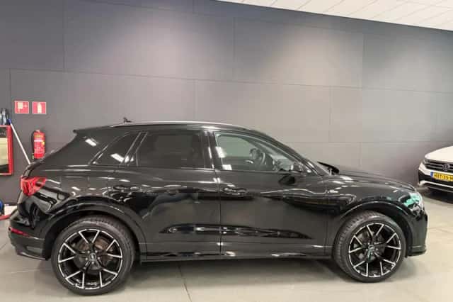 Audi Q3 (2021) thumbnail 3