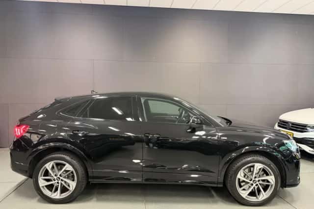 Audi Q3 (2022) thumbnail 3