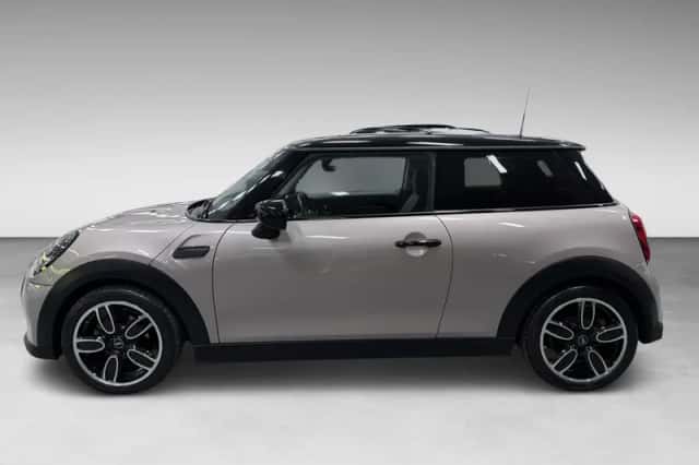 MINI Cooper (2023) thumbnail 3