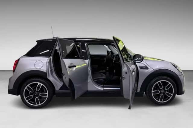 MINI Cooper (2023) thumbnail 2