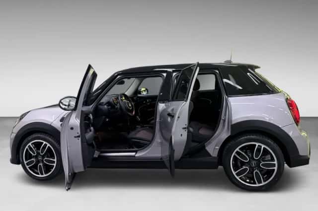 MINI Cooper (2023) thumbnail 3
