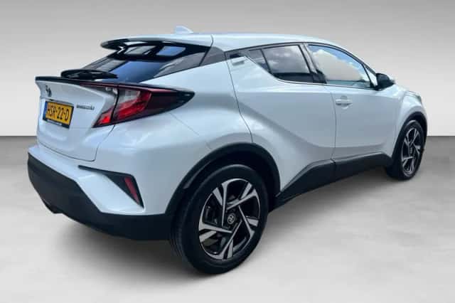 Toyota C-HR (2022) thumbnail 2