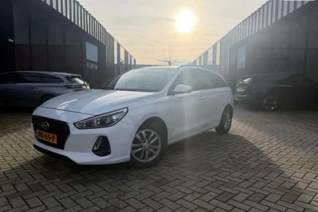 Hyundai i30 (2017) thumbnail 2