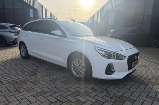 Hyundai i30 (2017) thumbnail 3