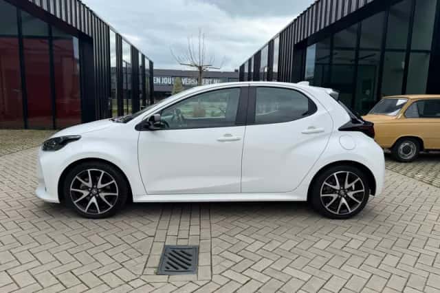 Toyota Yaris (2022) thumbnail 4