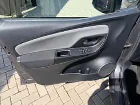 Toyota Yaris (2015) thumbnail 12
