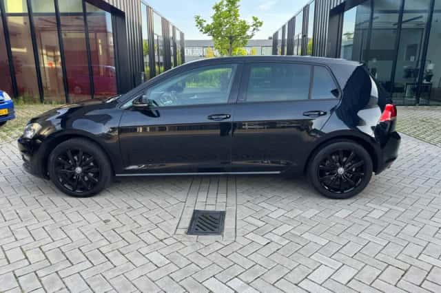 Volkswagen Golf (2016) thumbnail 4