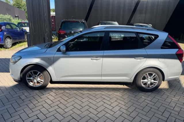 Kia Cee'd (2011) thumbnail 3