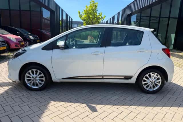 Toyota Yaris (2014) thumbnail 4
