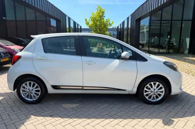 Toyota Yaris (2014) thumbnail 5