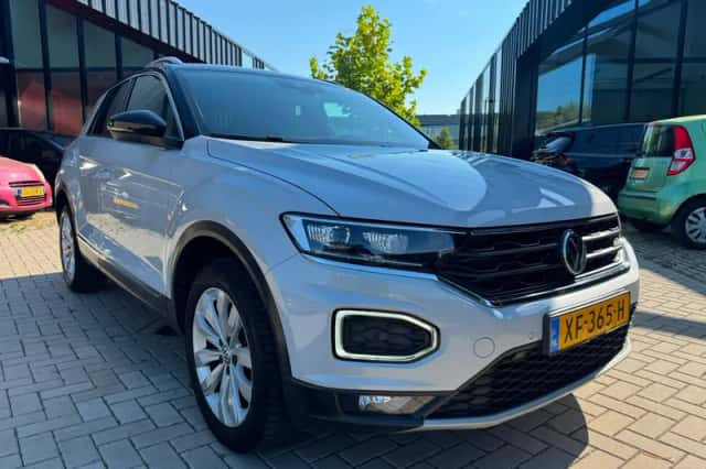 Volkswagen T-Roc (2019) thumbnail 3