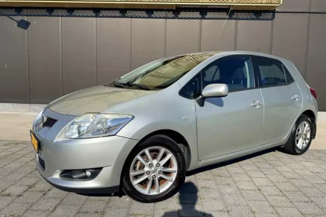 Toyota Auris (2009) thumbnail 2