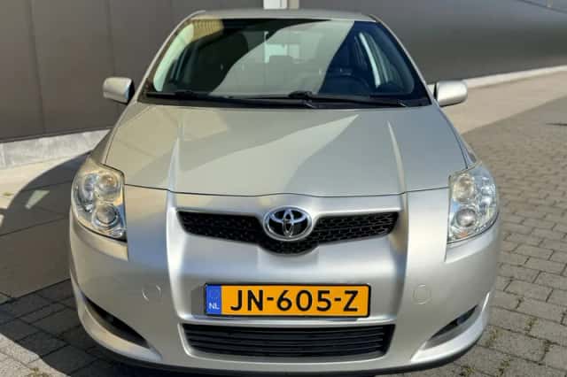 Toyota Auris (2009) thumbnail 3