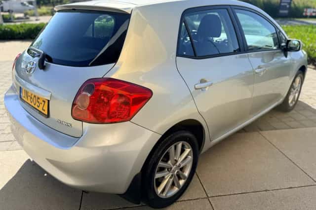 Toyota Auris (2009) thumbnail 5