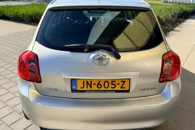 Toyota Auris (2009) thumbnail 6