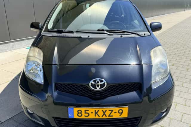 Toyota Yaris (2010) thumbnail 2