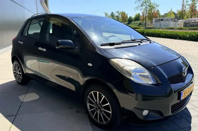 Toyota Yaris (2010) thumbnail 3