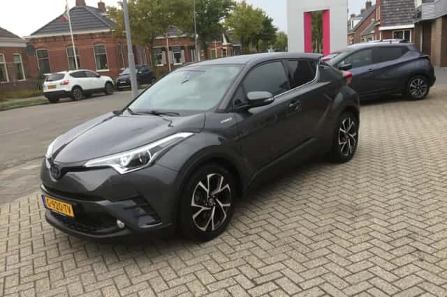 Toyota C-HR (2019) thumbnail 2
