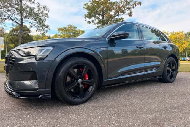 Audi e-tron (2019) thumbnail 4
