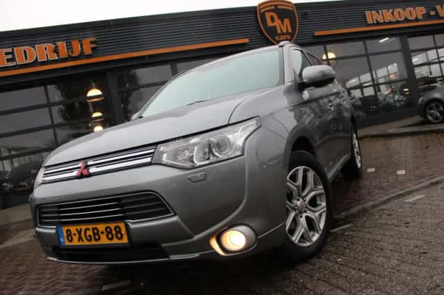 Mitsubishi Outlander (2014) thumbnail 2