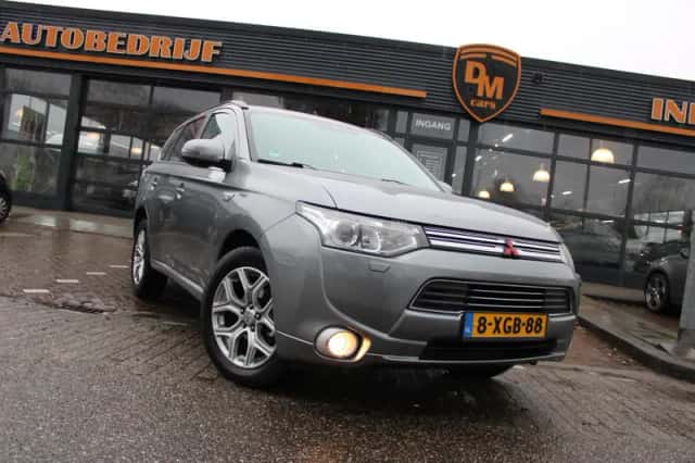Mitsubishi Outlander (2014) thumbnail 3