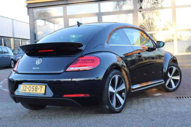 Volkswagen Beetle (2016) thumbnail 2
