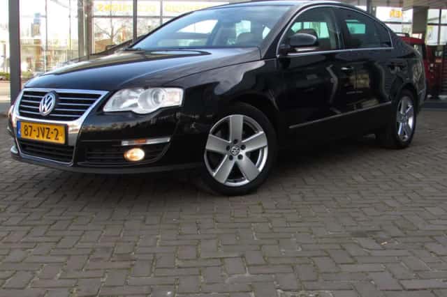 Volkswagen Passat (2009) thumbnail 2