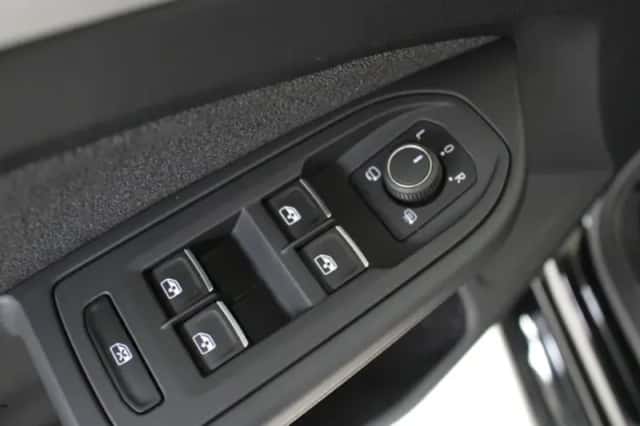 Volkswagen Golf (2024) thumbnail 11