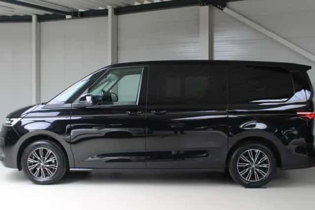 Volkswagen Multivan (2022) thumbnail 3