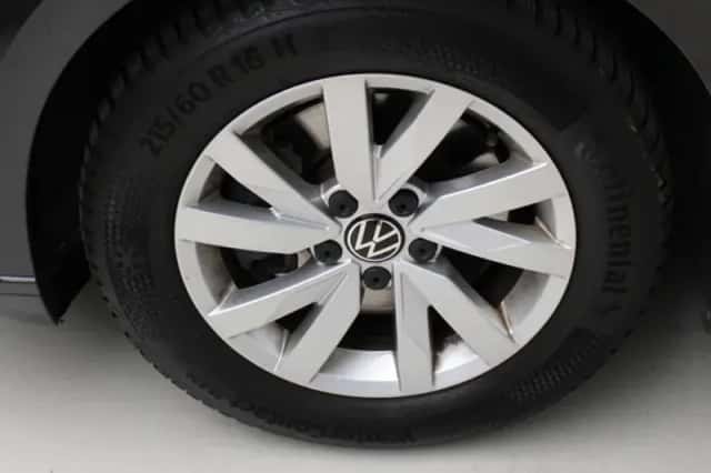 Volkswagen Passat (2022) thumbnail 5