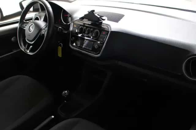 Volkswagen Up! (2018) thumbnail 6